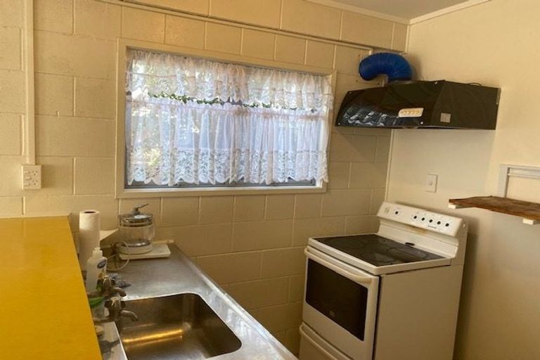 Photo of property in 5 Miltonia Avenue, Te Atatu South, Auckland, 0610