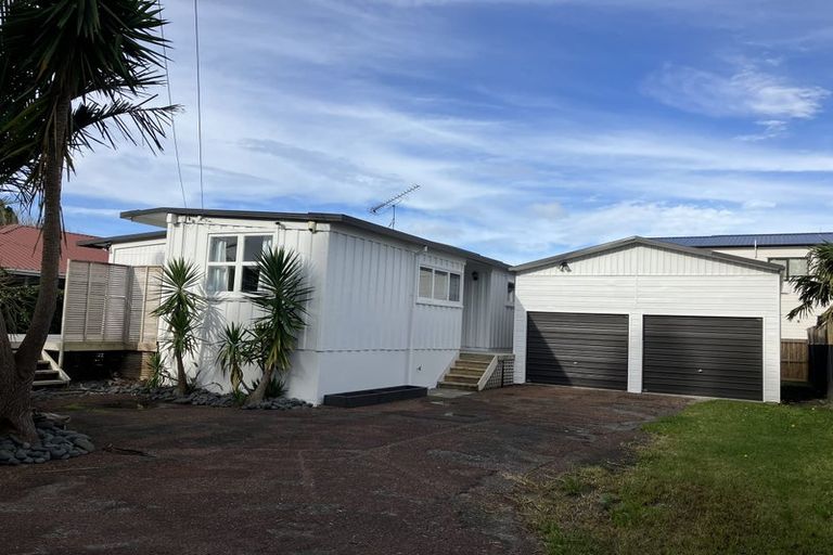Photo of property in 2/17a Hillcrest Avenue, Hillcrest, Auckland, 0627