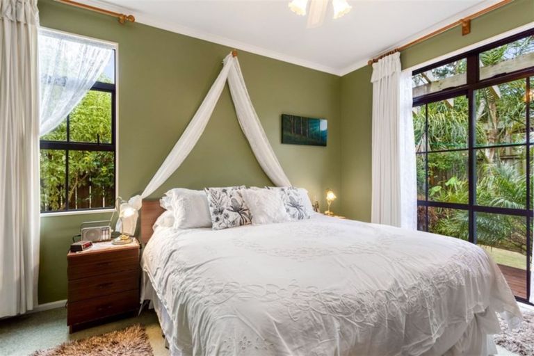 Photo of property in 15b Harrybrook Road, Green Bay, Auckland, 0604