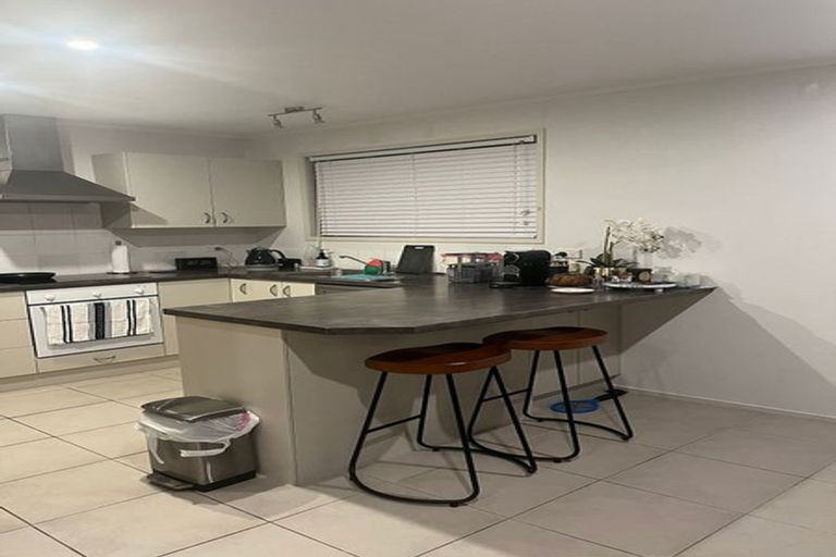 Photo of property in 36 Deverell Place, Northcross, Auckland, 0632