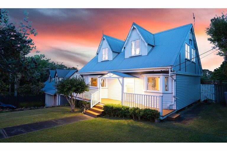Photo of property in 14a South Lynn Road, Titirangi, Auckland, 0604