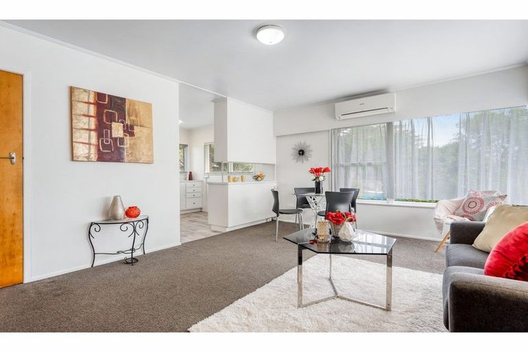 Photo of property in 2/28 Windy Ridge Road, Glenfield, Auckland, 0629