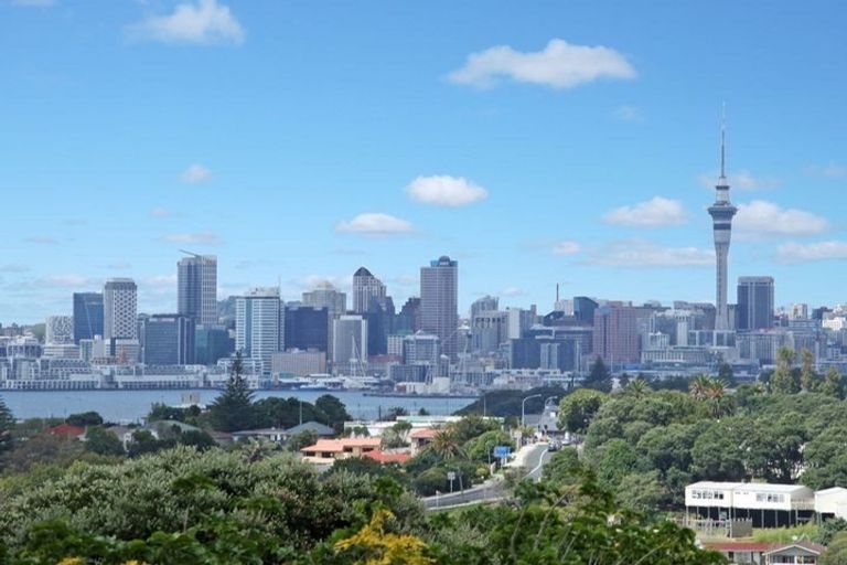 Photo of property in 10 Holdaway Avenue, Northcote, Auckland, 0627