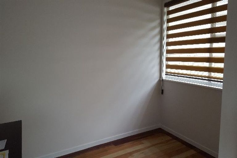 Photo of property in 21 Normanton Street, Glenfield, Auckland, 0629