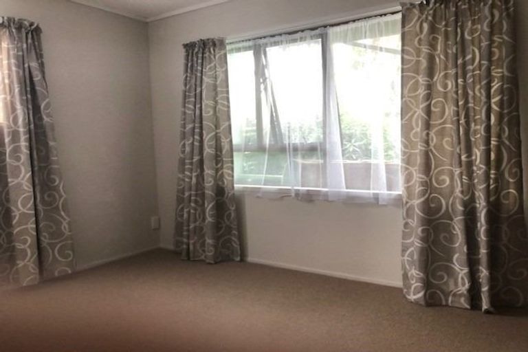 Photo of property in 1/27 Aeroview Drive, Beach Haven, Auckland, 0626