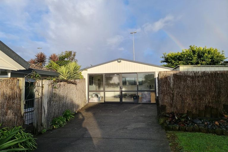 Photo of property in 24 Randwick Place, Randwick Park, Auckland, 2105