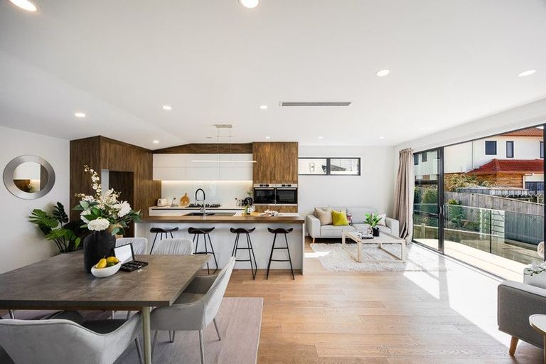 Photo of property in 25b Kiteroa Terrace, Rothesay Bay, Auckland, 0630