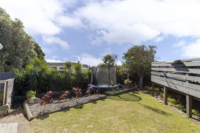 Photo of property in 35 Riversdale Drive, Merrilands, New Plymouth, 4312