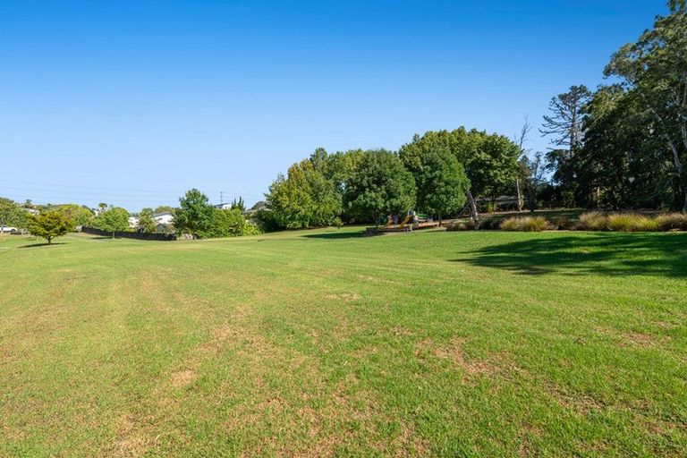Photo of property in 39 Totaravale Drive, Totara Vale, Auckland, 0629