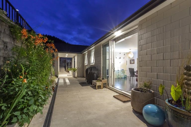Photo of property in 72 Kakariki Grove, Waikanae, 5036