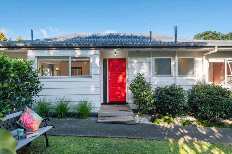 Photo of property in 1/6 Phillipa Place, Browns Bay, Auckland, 0630