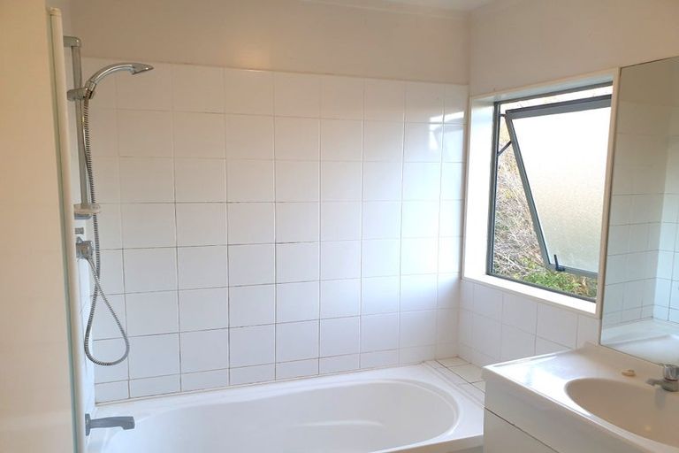 Photo of property in The Haven, 5/120 Beach Haven Road, Beach Haven, Auckland, 0626