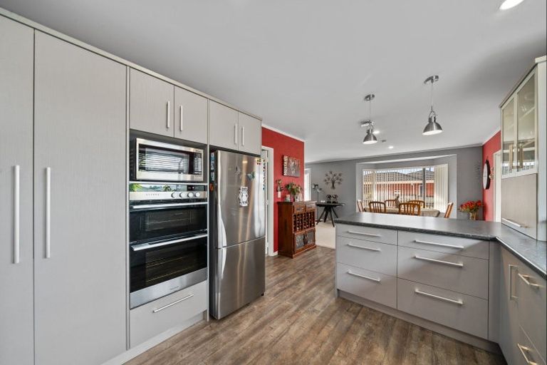 Photo of property in 33 Heta Road, Highlands Park, New Plymouth, 4312