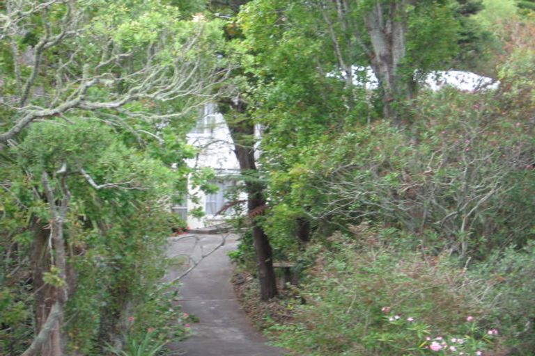 Photo of property in 4 Avonleigh Road, Green Bay, Auckland, 0604