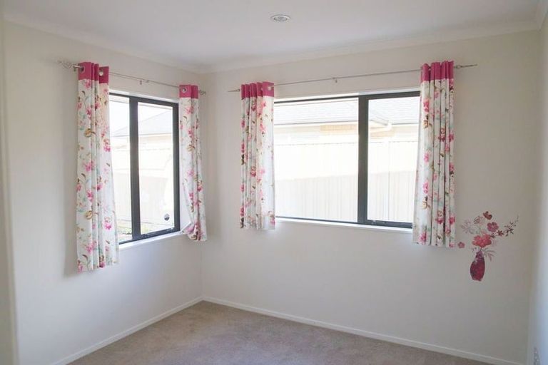 Photo of property in 12 Erceg Way, Rosehill, Papakura, 2113
