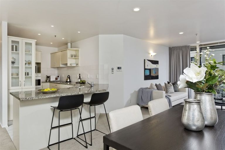 Photo of property in 4d/171 Hurstmere Road, Takapuna, Auckland, 0622