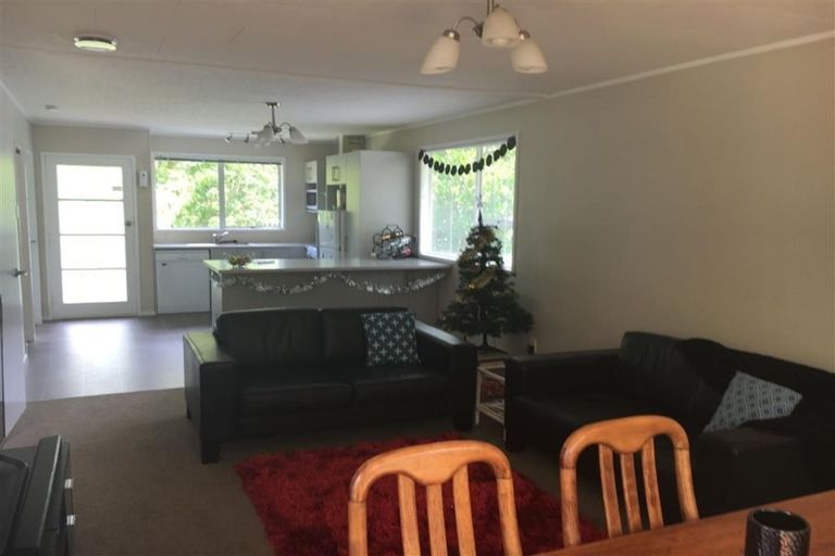 Photo of property in 16 Jenanne Place, Totara Vale, Auckland, 0629