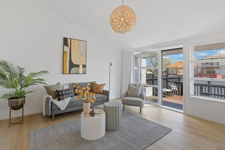 Photo of property in 3/50 Old Lake Road, Narrow Neck, Auckland, 0624