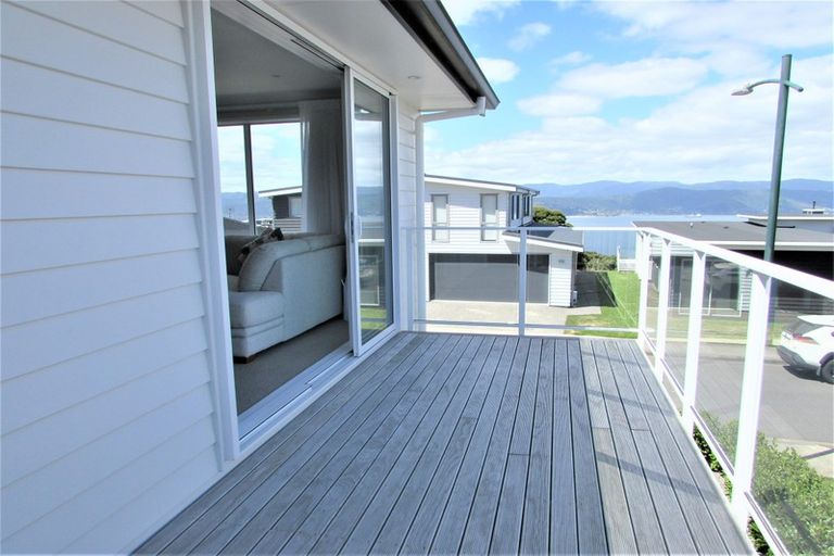 Photo of property in 10 Cromwell Point, Newlands, Wellington, 6037