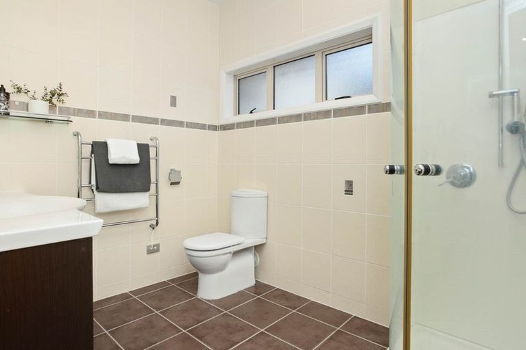 Photo of property in 51 Harbour View Road, Te Atatu Peninsula, Auckland, 0610