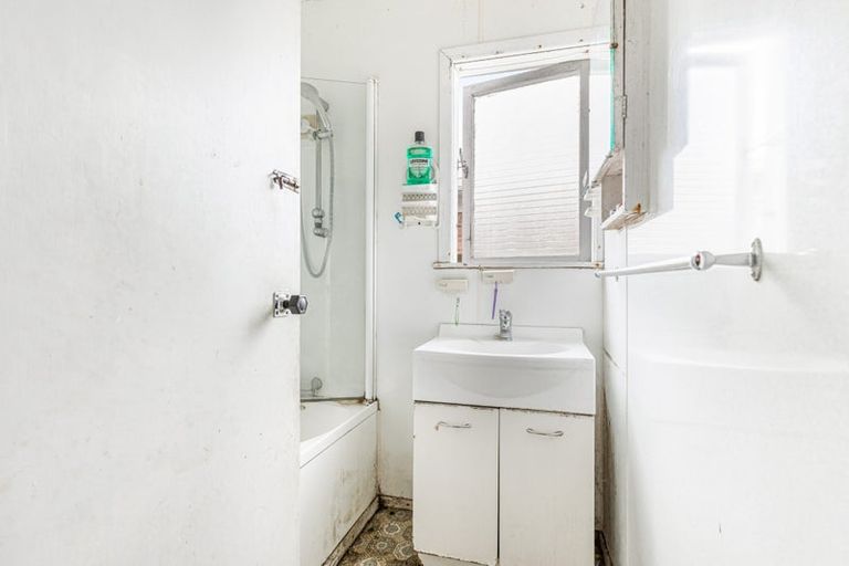 Photo of property in 105 Henderson Valley Road, Henderson, Auckland, 0612