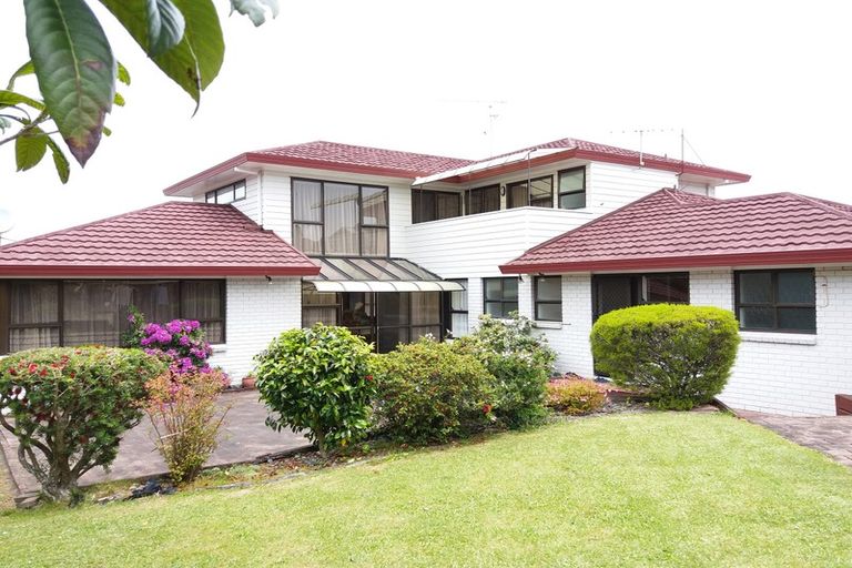 Photo of property in 19 St Simon Place, Botany Downs, Auckland, 2010