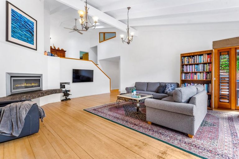 Photo of property in 37 Kiteroa Terrace, Rothesay Bay, Auckland, 0630