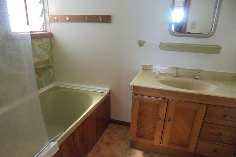 Photo of property in 35 Raleigh Road, Northcote, Auckland, 0627