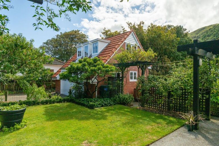 Photo of property in 10 Maire Street, Eastbourne, Lower Hutt, 5013