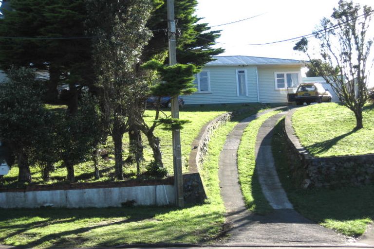 Photo of property in 27 Salford Street, Newlands, Wellington, 6037