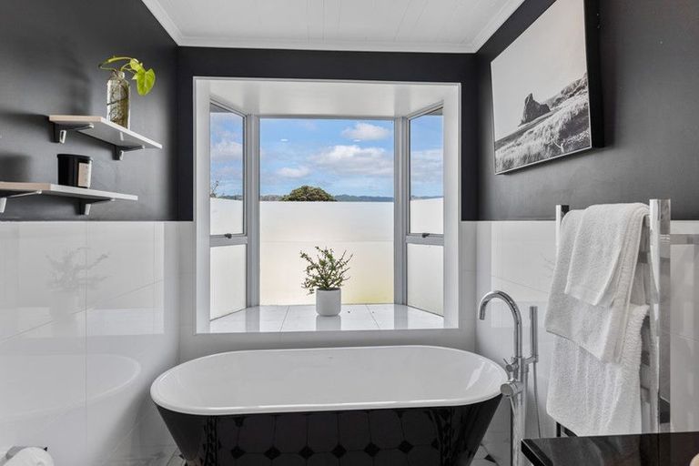 Photo of property in 8 Ara Kuaka, Waikanae Beach, Waikanae, 5036