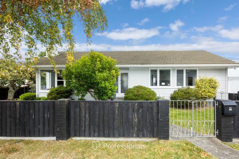 Photo of property in 35 Whirinaki Crescent, Heretaunga, Upper Hutt, 5018