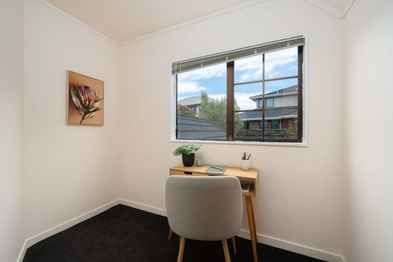 Photo of property in 6 Ellwood Place, Churton Park, Wellington, 6037