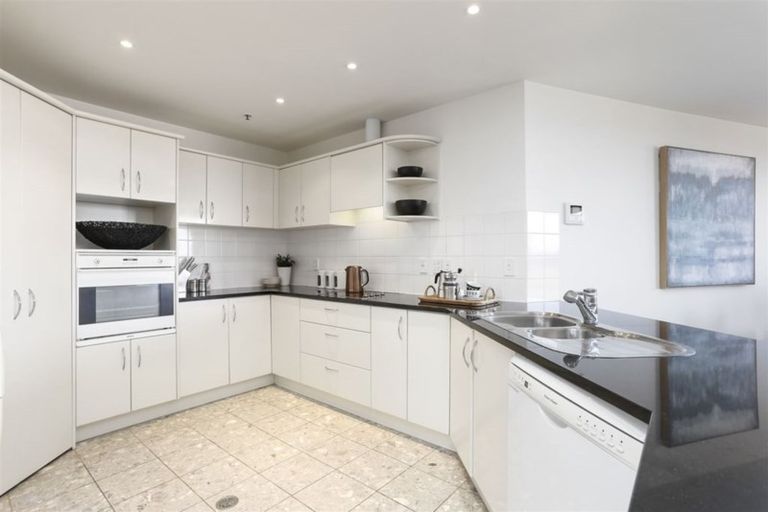 Photo of property in 5d/173 Hurstmere Road, Takapuna, Auckland, 0622