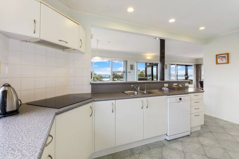 Photo of property in 23 Roberts Road, Matakatia, Whangaparaoa, 0930