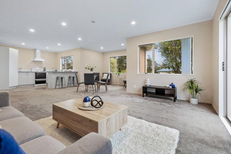 Photo of property in 20 Quincey Place, Massey, Auckland, 0614