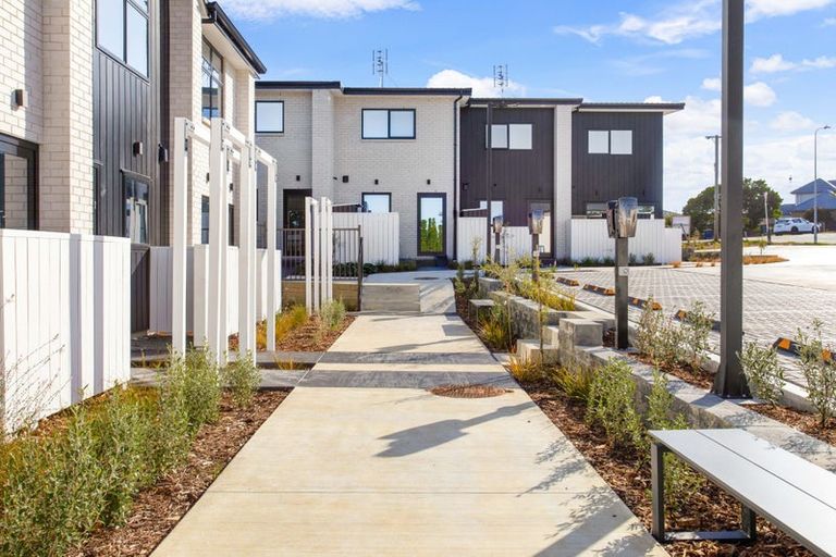 Photo of property in 4/23 Awaroa Road, Sunnyvale, Auckland, 0612