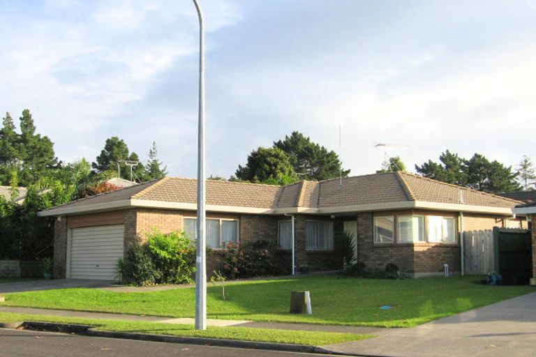 Photo of property in 3/8 Bernie Edwards Place, Botany Downs, Auckland, 2010