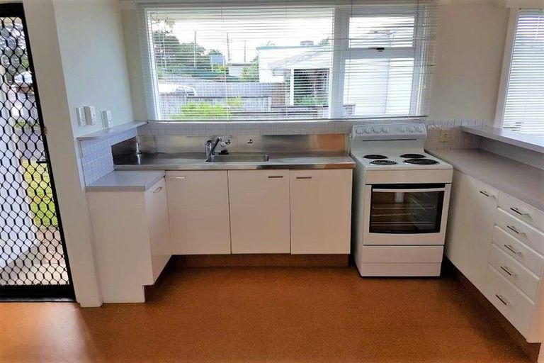 Photo of property in 1/177 Glenfield Road, Hillcrest, Auckland, 0627