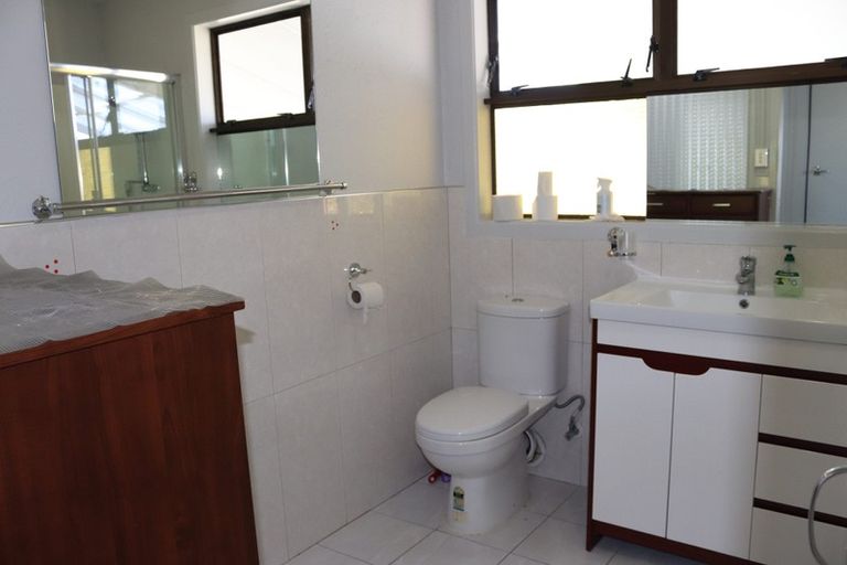 Photo of property in 10 Ingleby Place, Kelston, Auckland, 0602