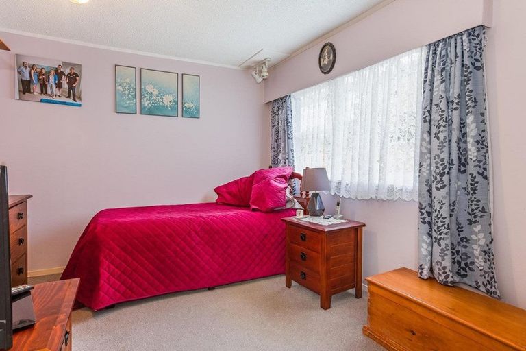 Photo of property in 1 Julia Place, Tawa, Wellington, 5028