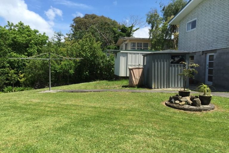 Photo of property in 33 Trelawn Place, Cockle Bay, Auckland, 2014