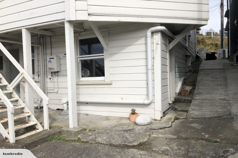 Photo of property in 129 Tasman Street, Mount Cook, Wellington, 6021