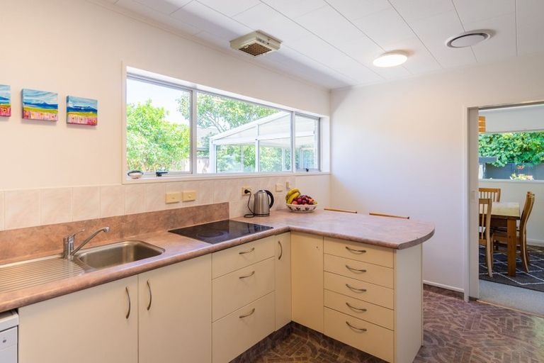 Photo of property in 24 Rewarewa Crescent, Waikanae, 5036