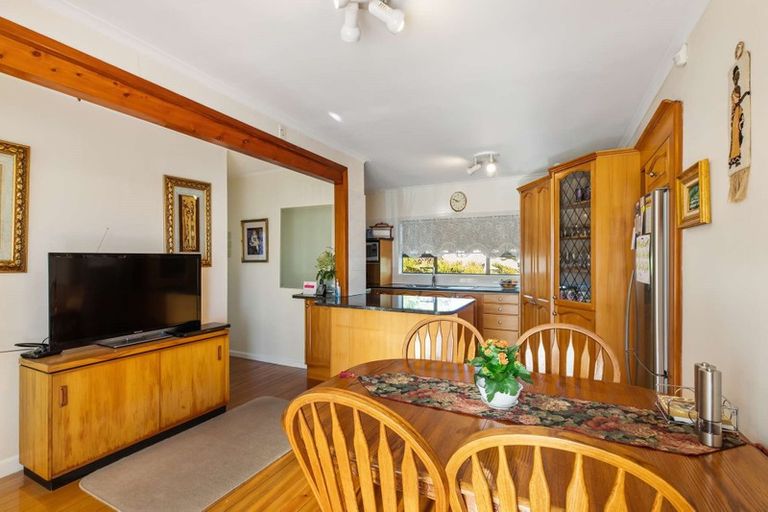 Photo of property in 1/81 Awaroa Road, Sunnyvale, Auckland, 0612