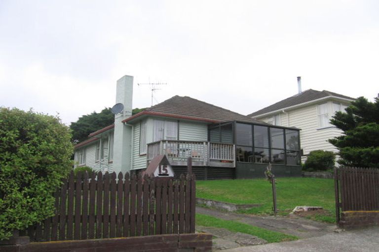 Photo of property in 15 Taylor Terrace, Tawa, Wellington, 5028