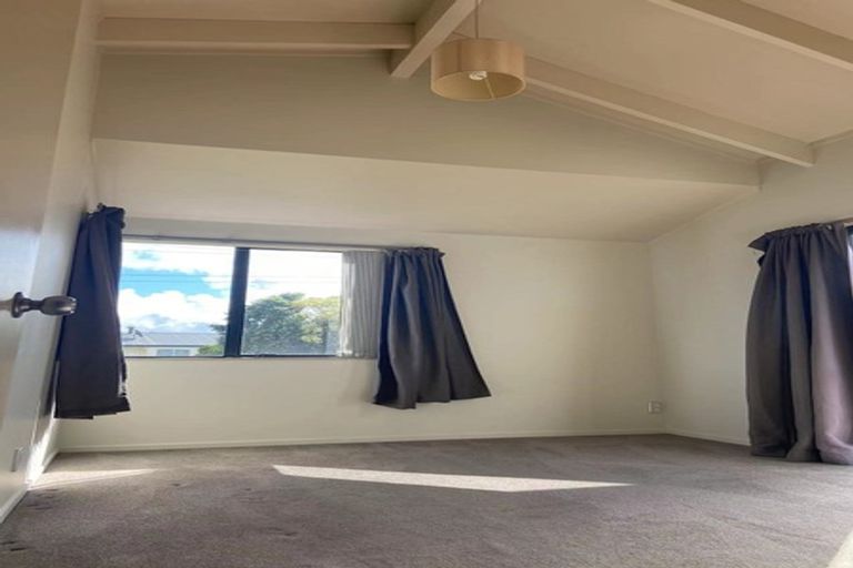 Photo of property in 97 Totaravale Drive, Totara Vale, Auckland, 0629