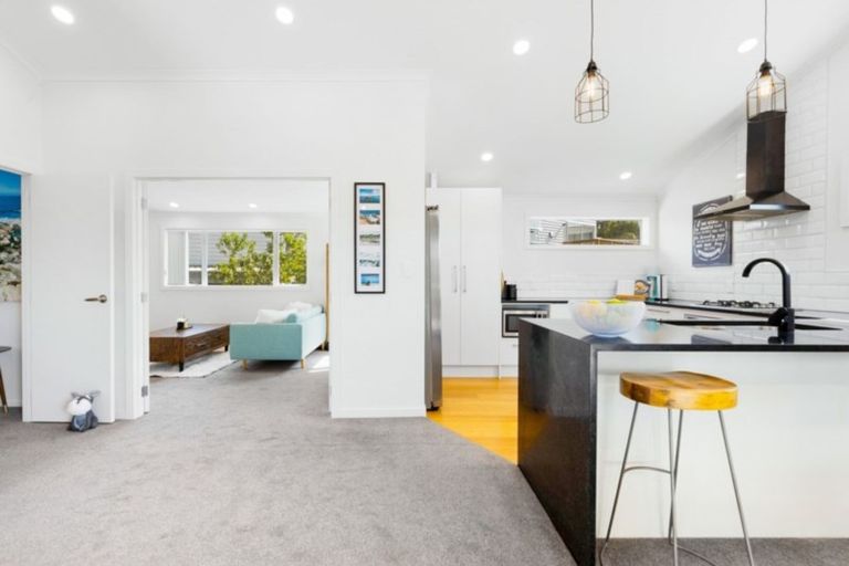 Photo of property in 2/19 Limmer Place, Browns Bay, Auckland, 0632