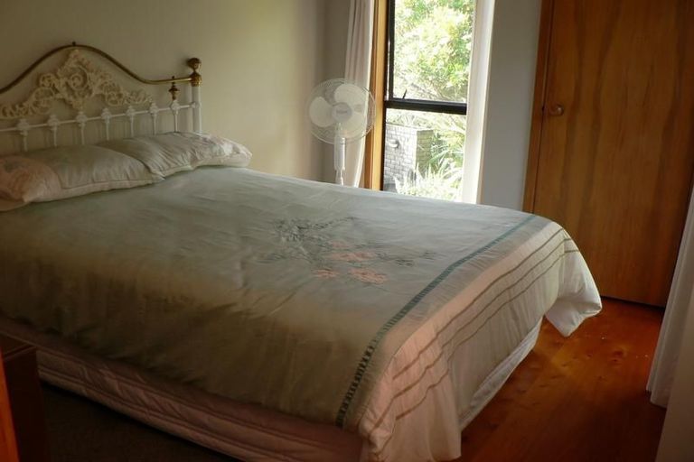 Photo of property in 18 Rayner Road, Piha, New Lynn, 0772