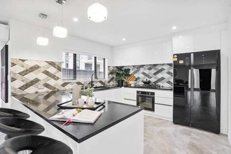 Photo of property in 1 Arataki Way, Glen Eden, Auckland, 0602